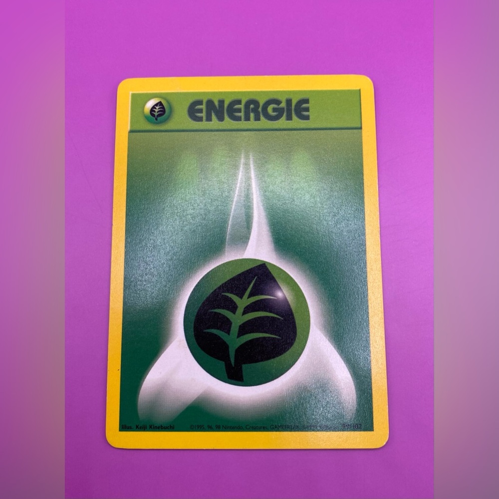 POKÉMON GRASS ENERGIE TRAINER CARD; French Base Set - First Edition; 99/102.